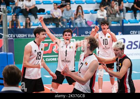 24. September 2022, Montesilvano, Pescara, Italien: Das belgische Team jubelt im Halbfinale der CEV U20 Volleyball Europameisterschaft 2022 in Montesilvano (Bildquelle: © Elena Vizzoca/Pacific Press via ZUMA Press Wire) Stockfoto