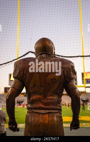 Statue von Arizona State Pat Tillman, die vor dem Tunnel im Sun Devil Stadium vor einem NCAA College-Fußballspiel zwischen der Arizona State Sun D steht Stockfoto