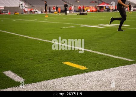 Die Arizona State Sun Devils ehren den spät breiten Empfänger Spencer Webb von Oregon mit einem gelben vier-Yard-Linienmarker während eines NCAA-College-Fußballspiels b Stockfoto