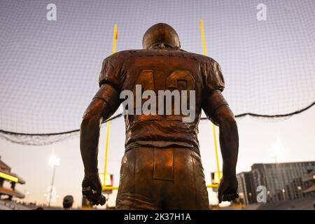 Statue von Arizona State Pat Tillman, die vor dem Tunnel im Sun Devil Stadium vor einem NCAA College-Fußballspiel zwischen der Arizona State Sun D steht Stockfoto