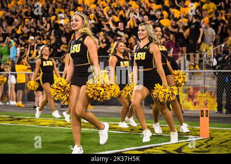 Cheerleader des Staates Arizona treten am Samstag, dem 24. September 202, vor einem NCAA College-Fußballspiel gegen die Utah Utes in Tempe, Arizona, ins Feld Stockfoto