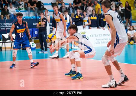 Montesilvano, Pescara, Italien. 24. September 2022. Luca Porro (ITA) im Halbfinale der CEV U20 Volleyball Europameisterschaft 2022 in Montesilvano (Bildquelle: © Elena Vizzoca/Pacific Press via ZUMA Press Wire) Stockfoto