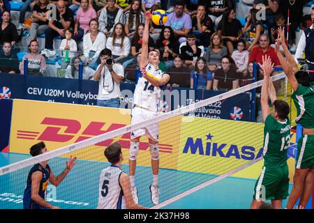 Montesilvano, Pescara, Italien. 24. September 2022. Mattia Orioli (ITA) im Halbfinale der CEV U20 Volleyball Europameisterschaft 2022 in Montesilvano in Aktion (Bild: © Elena Vizzoca/Pacific Press via ZUMA Press Wire) Stockfoto