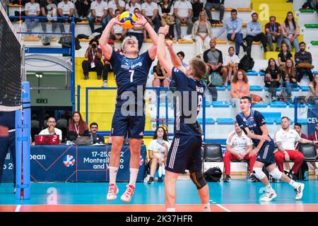 24. September 2022, Montesilvano, Pescara, Italien: Kajetan Kubicki (POL) im Einsatz während des Halbfinals der CEV U20 Volleyball Europameisterschaft 2022 in Montesilvano (Bildquelle: © Elena Vizzoca/Pacific Press via ZUMA Press Wire) Stockfoto