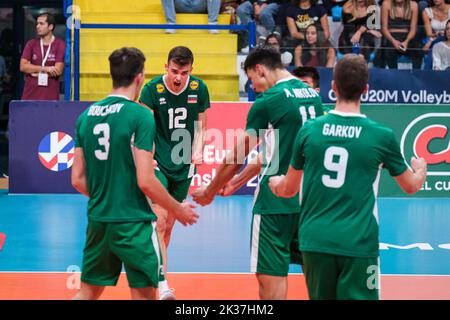 24. September 2022, Montesilvano, Pescara, Italien: Das Team Bulgariens jubelt im Halbfinale der CEV U20 Volleyball Europameisterschaft 2022 in Montesilvano (Bildquelle: © Elena Vizzoca/Pacific Press via ZUMA Press Wire) Stockfoto