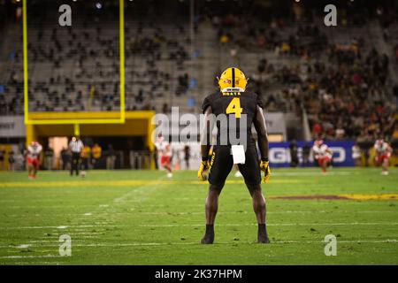 Arizona State läuft zurück Daniyel Ngata (4) bereitet sich auf den Start im zweiten Quartal eines NCAA College-Fußballspiels gegen Utah vor Stockfoto