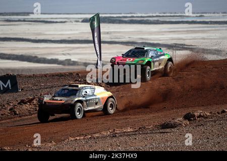 9/25/2022 - Emma Gilmour (NZL) / Tanner Foust (USA), NEOM McLaren Extreme E, führt Tamara Molinaro (ITA) / Timo Scheider (DEU), Xite Energy Racing beim Extreme E Copper X-Prix in Antofagasta, Chile, an. (Foto von Sam Bloxham/Motorsport Images/Sipa USA) Stockfoto