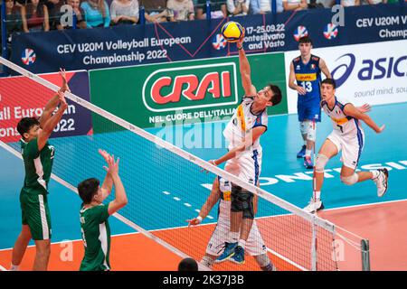 24. September 2022, Montesilvano, Pescara, Italien: Cosimo Balestra (ITA) im Halbfinale der CEV U20 Volleyball Europameisterschaft 2022 in Montesilvano (Bild: © Elena Vizzoca/Pacific Press via ZUMA Press Wire) Stockfoto