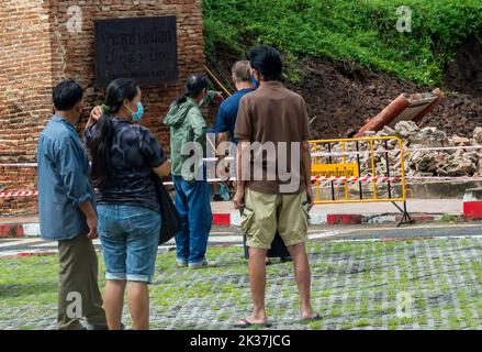 Die Menschen schauen auf die Mauer am Chang Phuak Tor im Muang Bezirk von Chiang Mai stürzte durch starken Regen ein. Die alte Stadtmauer von Chiang Mai, in der Nähe des Chang Phuak-Tores, stürzte gestern Abend aufgrund des starken Regens teilweise ein, was Beamte des Fine Arts Department und der Gemeinde Chiang Mai dazu veranlasste, den Schaden vor Beginn der Renovierungsarbeiten zu beurteilen. (Foto von Pongmanat Tasiri / SOPA Images/Sipa USA) Stockfoto