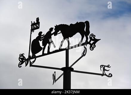 Metallwethervane, die Robert Burns „Tam O'Shanter und seine Frau“ darstellt. Poets Path, Robert Burns Birthplace Museum, Alloway, Ayrshire, Schottland. Stockfoto