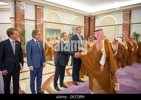 Dschidda, Saudi-Arabien. 25. September 2022. Der saudische Kronprinz Mohammed bin Salman (auch bekannt als MBS) empfängt am 24. September 2022 den deutschen Bundeskanzler Olaf Scholz und seine Delegation im Palast von As-Salam in Jeddah, Saudi-Arabien. Foto von Balkis Press/ABACAPRESS.COM Quelle: Abaca Press/Alamy Live News Stockfoto