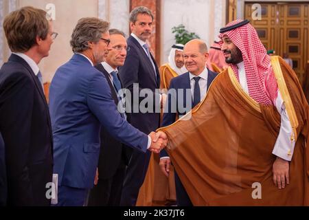 Dschidda, Saudi-Arabien. 25. September 2022. Der saudische Kronprinz Mohammed bin Salman (auch bekannt als MBS) empfängt am 24. September 2022 den deutschen Bundeskanzler Olaf Scholz und seine Delegation im Palast von As-Salam in Jeddah, Saudi-Arabien. Foto von Balkis Press/ABACAPRESS.COM Quelle: Abaca Press/Alamy Live News Stockfoto