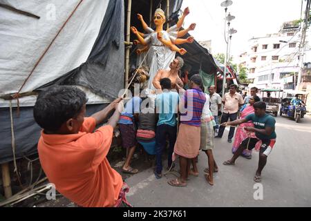 25. September 2022, Howrah, Westbengalen, Indien: Durga Idol aus Ton wird vor fünf Tagen von einem Bildhauerstudio in die Gemeinde Mandapa transportiert, die von den Hindus vom 1.. Bis 5.. Oktober aufgeführt wird. (Bild: © Biswarup Ganguly/Pacific Press via ZUMA Press Wire) Stockfoto