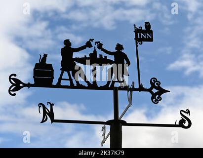 Metallwethervane mit Robert Burns „Tam O'Shanter Drinking at the Inn“. Poets Path, Robert Burns Birthplace Museum, Alloway, Ayrshire, Schottland Stockfoto