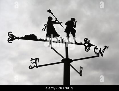 Metallwethervane, die Robert Burns „Tam O'Shanter und seine Frau“ darstellt. Poets Path, Robert Burns Birthplace Museum, Alloway, Ayrshire, Schottland. Stockfoto