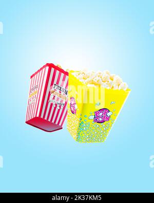 Zwei große Portionen frisches, heißes Popcorn mit Butter und Karamell auf hellblauem Hintergrund. Poster „Movie Night Concept“. Stockfoto