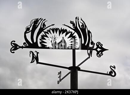 Metallwethervane mit Robert Burns 'Tam O'Shanter', Alloway Old Kirk mit Hexen und Hexen. Poets Path, Robert Burns Birthplace Museum, Alle Stockfoto