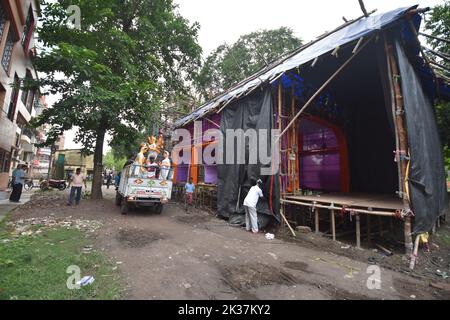 Howrah, Westbengalen, Indien. 25. September 2022. Durga Idol aus Ton wird vor fünf Tagen von einem Bildhauerstudio in die Gemeinde Mandapa transportiert, die vom 1.. Bis 5.. Oktober von den Hindus aufgeführt wird. (Bild: © Biswarup Ganguly/Pacific Press via ZUMA Press Wire) Stockfoto