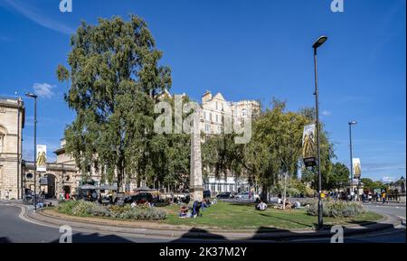 Der Obelisk von Orange Grove, der am 24. September 2022 von Beau Nash in Alkmaar Garden, Bath, Avon, Großbritannien, errichtet wurde Stockfoto