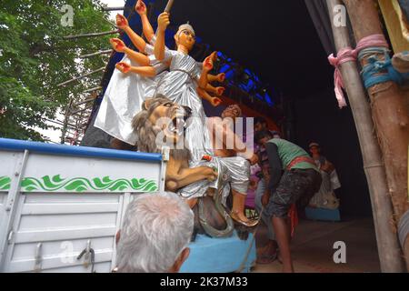 Howrah, Westbengalen, Indien. 25. September 2022. Durga Idol aus Ton wird vor fünf Tagen von einem Bildhauerstudio in die Gemeinde Mandapa transportiert, die vom 1.. Bis 5.. Oktober von den Hindus aufgeführt wird. (Bild: © Biswarup Ganguly/Pacific Press via ZUMA Press Wire) Stockfoto