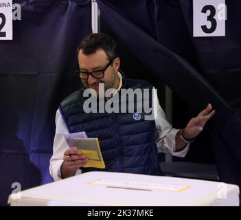 Mailand. 25. September 2022. Der Führer der Ligapartei, Matteo Salvini, bereitet sich darauf vor, in einem Wahllokal in Mailand, Italien, am 25. September 2022 seine Stimme abzugeben. Am frühen Sonntag wurden Umfragen zur Erneuerung des parlaments in Italien eröffnet, und zwar in Form von vorgezogenen Wahlen, die als entscheidend für das Land angesehen werden. Quelle: Xinhua/Alamy Live News Stockfoto