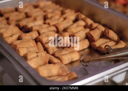 Eine Nahaufnahme eines silbernen Tabletts mit kleinen Eierrollen bei einer Veranstaltung Stockfoto