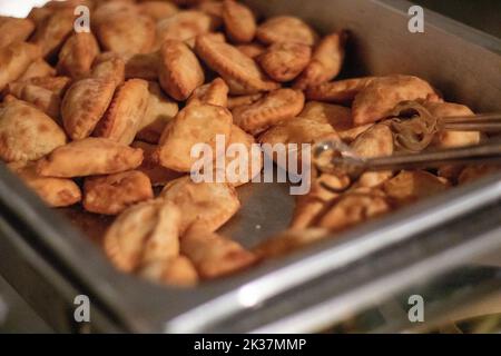 Eine Nahaufnahme eines silbernen Tabletts mit Flügeln, Fingerfood bei einer Veranstaltung Stockfoto