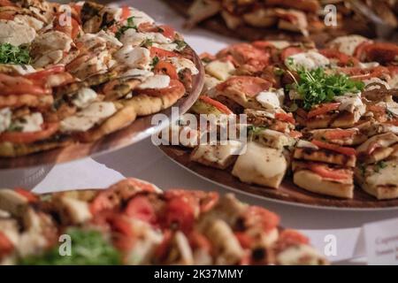 Eine Nahaufnahme eines Esstisches mit Gourmet-Fingerfood Stockfoto