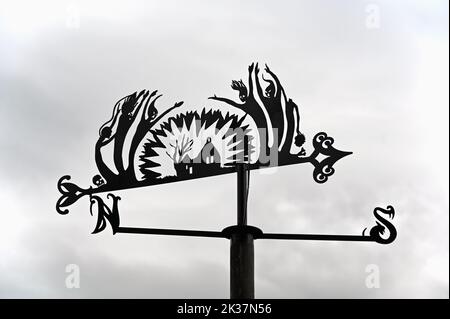 Metallwethervane mit Robert Burns 'Tam O'Shanter', Alloway Old Kirk mit Hexen und Hexen. Poets Path, Robert Burns Birthplace Museum. Stockfoto