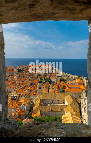 Panorama CI f die Altstadt von Dubrovnik und die Stadtmauer. Stockfoto