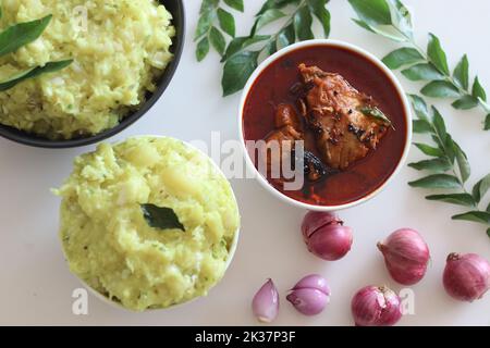 Pürierte Tapioka serviert mit Pomfret-Fisch-Kerrbejau. Gekochte und strainierte Tapiokastücke, die mit gewürzter Kokosnuss püriert sind, schmecken am besten mit Fischurrfleisch Stockfoto