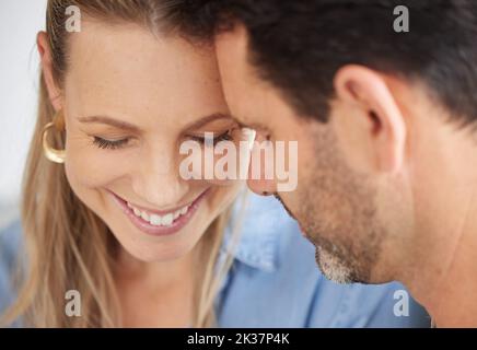 Liebe, Familie und Paar in ihrem Zuhause zusammen, verheiratet und teilen intime Moment. Portrait von romantischen, lächelnden und liebenden Mann und Frau in glücklich Stockfoto