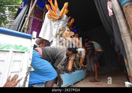 Howrah, Westbengalen, Indien. 25. September 2022. Durga Idol aus Ton wird vor fünf Tagen von einem Bildhauerstudio in die Gemeinde Mandapa transportiert, die vom 1.. Bis 5.. Oktober von den Hindus aufgeführt wird. (Bild: © Biswarup Ganguly/Pacific Press via ZUMA Press Wire) Stockfoto