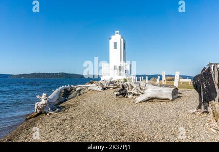 Der Leuchtturm in der Nähe des Wassers bei Brown's Point, Washington. Stockfoto