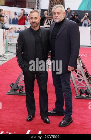 Anthony Fabian (links) nimmt an der britischen Premiere von Mrs Harris Goes to Paris im Curzon Mayfair, London, Teil. Bilddatum: Sonntag, 25. September 2022. Stockfoto