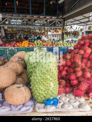 Soursop (Annona muricata), Rambutan (Nephelium lappaceum), Kokosnüsse zum Verkauf auf einem Markt in Costa Rica. Stockfoto