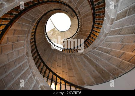 Berühmte dreifache Wendeltreppe aus Stein im Kloster San Domingos de Bonaval, Museo do Pobo Galego. Santiago de Compostela, Spanien 25. September 2022 Stockfoto