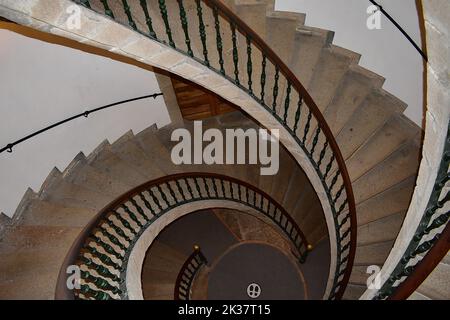 Berühmte dreifache Wendeltreppe aus Stein im Kloster San Domingos de Bonaval, Museo do Pobo Galego. Santiago de Compostela, Spanien 25. September 2022 Stockfoto