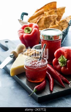 Süßes Peperoni-Gelee mit Käse und Crackerbrot zum Eintauchen. Stockfoto