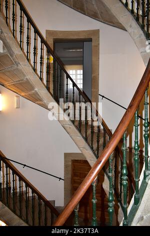 Berühmte dreifache Wendeltreppe aus Stein im Kloster San Domingos de Bonaval, Museo do Pobo Galego. Santiago de Compostela, Spanien 25. September 2022 Stockfoto