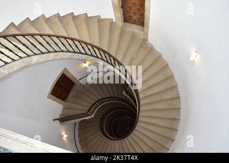 Berühmte dreifache Wendeltreppe aus Stein im Kloster San Domingos de Bonaval, Museo do Pobo Galego. Santiago de Compostela, Spanien 25. September 2022 Stockfoto