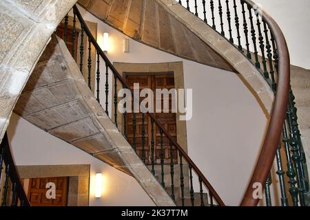 Berühmte dreifache Wendeltreppe aus Stein im Kloster San Domingos de Bonaval, Museo do Pobo Galego. Santiago de Compostela, Spanien 25. September 2022 Stockfoto