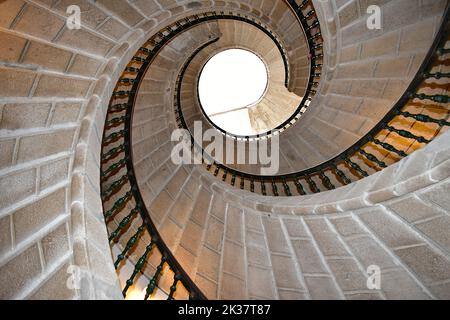 Berühmte dreifache Wendeltreppe aus Stein im Kloster San Domingos de Bonaval, Museo do Pobo Galego. Santiago de Compostela, Spanien 25. September 2022 Stockfoto