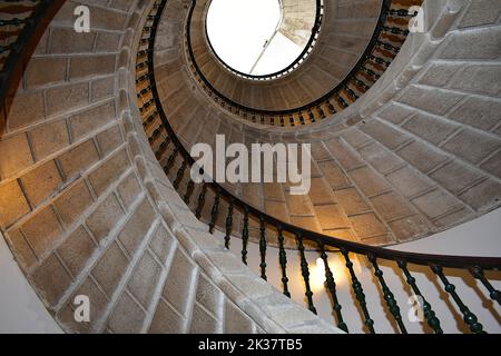 Berühmte dreifache Wendeltreppe aus Stein im Kloster San Domingos de Bonaval, Museo do Pobo Galego. Santiago de Compostela, Spanien 25. September 2022 Stockfoto