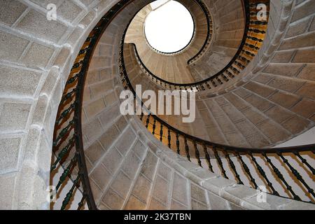 Berühmte dreifache Wendeltreppe aus Stein im Kloster San Domingos de Bonaval, Museo do Pobo Galego. Santiago de Compostela, Spanien 25. September 2022 Stockfoto