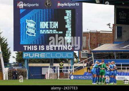 Birmingham, Großbritannien. 25. September 2022. Birmingham City huddle während des Fa Women's Super League Matches Birmingham City Women vs Coventry United Women in St Andrews, Birmingham, Großbritannien, 25.. September 2022 (Foto von Simon Bissett/News Images) Credit: News Images LTD/Alamy Live News Stockfoto