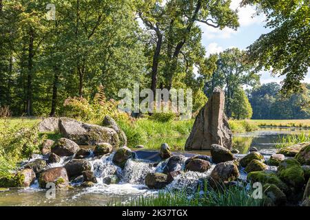 25. September 2022, Sachsen, Bad Muskau: Bei schönem Wetter überquert das Wasser einen künstlichen Wasserfall im Fürst-Pückler-Park in Bad Muskau. Foto: Frank Hammerschmidt/dpa Stockfoto