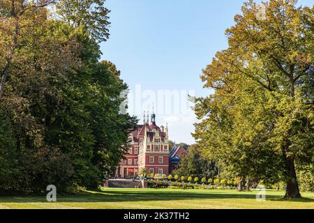 25. September 2022, Sachsen, Bad Muskau: Im Fürst-Pückler-Park in Bad Muskau steht das Neue Schloss in einer bei schönem Wetter von Bäumen geformten Sichtachse. Foto: Frank Hammerschmidt/dpa Stockfoto