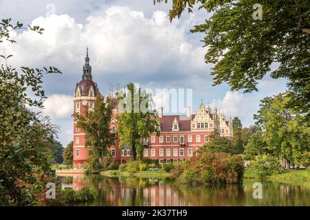 25. September 2022, Sachsen, Bad Muskau: Im Fürst-Pückler-Park in Bad Muskau steht das Neue Schloss bei schönem Wetter. Foto: Frank Hammerschmidt/dpa Stockfoto