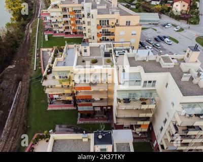 Wohngebäude mit Balkonblick von oben Stockfoto